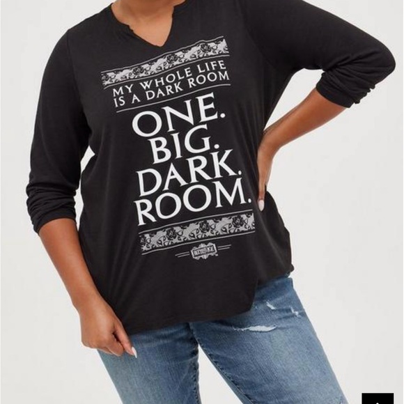 Torrid Clip Neck Tee – Beetlejuice One Big Dark Room Size 1 - Picture 1 of 5